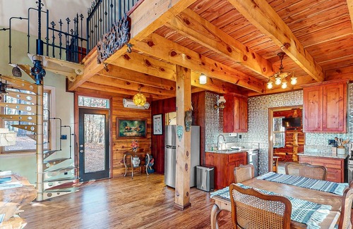 Eureka Springs Cabina | Cabin in the Ozarks with stunning views, private balcony, & washer/dryer