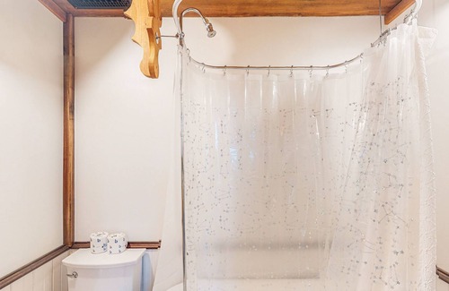 Eureka Springs Cabina | Cabin in the Ozarks with stunning views, private balcony, & washer/dryer