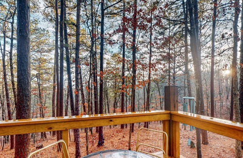 Eureka Springs Cabina | Cabin in the Ozarks with stunning views, private balcony, & washer/dryer