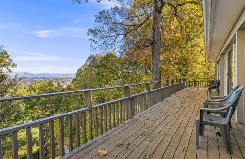 Leicester Casa | Cabin in the Sky by AvantStay Deck w Views