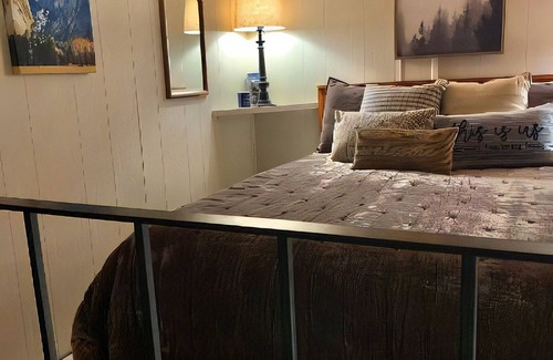 Pinecrest Condominio | Cabin in the snow. Sleeps 8