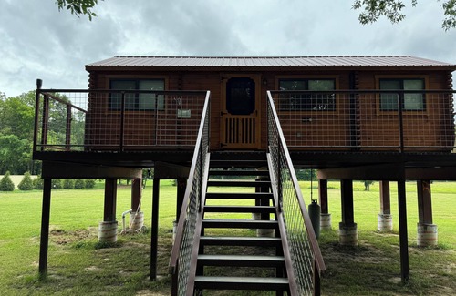 Moodys Cabina | Cabin in The Trees. A true log cabin overlooking a beautiful crystal clear creek