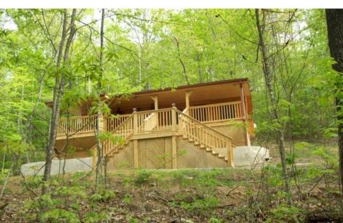 Hendersonville Casa | Cabin in the Treetops-Peaceful 1BR 20-Acre Rural Retreat-HotTub&WiFi near Asheville