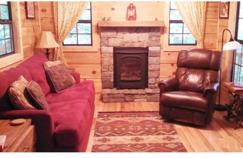Hendersonville Casa | Cabin in the Treetops-Peaceful 1BR 20-Acre Rural Retreat-HotTub&WiFi near Asheville
