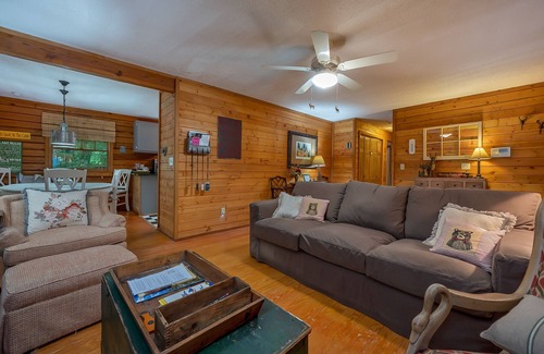 Lake Lure Cabina | Cabin in the Woods 3 minutes from Rumbling Bald Resort @ Lake Lure