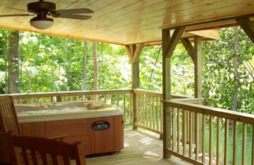 Hendersonville Casa | Cabin in the Woods-Peaceful 1BR 20-Acre Rural Retreat-HotTub&WiFi near Asheville