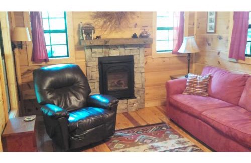 Hendersonville Casa | Cabin in the Woods-Peaceful 1BR 20-Acre Rural Retreat-HotTub&WiFi near Asheville