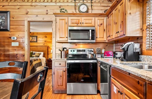 Black Bear Falls Cabina | Cabin Life, it’s where memories are made. Sleeps 4