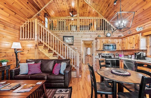 Black Bear Falls Cabina | Cabin Life, it’s where memories are made. Sleeps 4