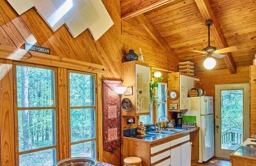 Van Zandt County Casa | Cabin+Lodge in Woods, Pet Friendly, Accessible