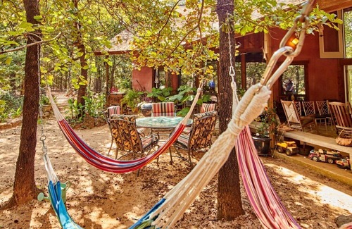 Van Zandt County Casa | Cabin+Lodge in Woods, Pet Friendly, Accessible
