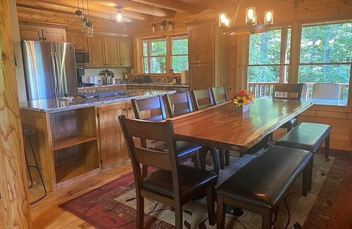 Deep Gap Cabina | Cabin log home w view, hot tub, game room. Community pool 4 bedroom Sleeps 10-12