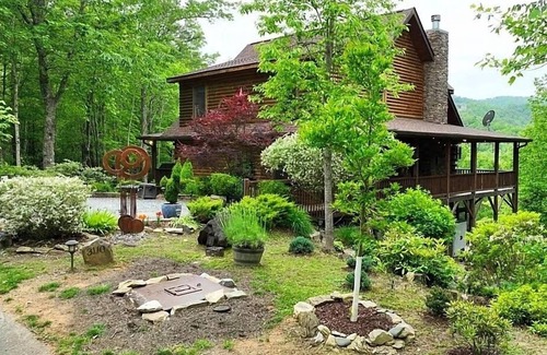 Deep Gap Cabina | Cabin log home w view, hot tub, game room. Community pool 4 bedroom Sleeps 10-12