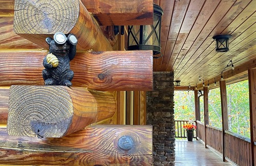 Deep Gap Cabina | Cabin log home w view, hot tub, game room. Community pool 4 bedroom Sleeps 10-12