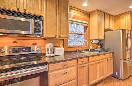 Asheville Cabina | Cozy Waynesville Cabin w/ Community Amenities!