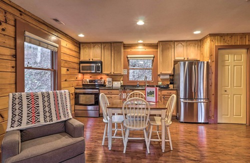 Asheville Cabina | Cozy Waynesville Cabin w/ Community Amenities!