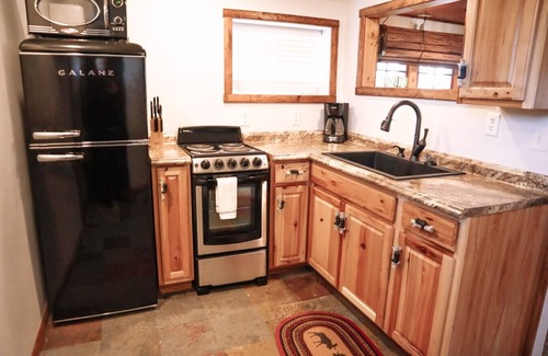 Bellevue Cabina | Cabin near Mississippi with Pickleball court - Froggy's Hideaway