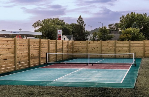 Bellevue Cabina | Cabin near Mississippi with Pickleball court - Mill Creek