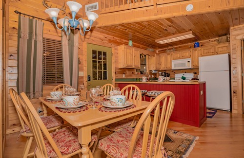 Wears Valley Cabina | Cabin of Many Colors, $1089 of FREE Attraction tickets for each paid day!