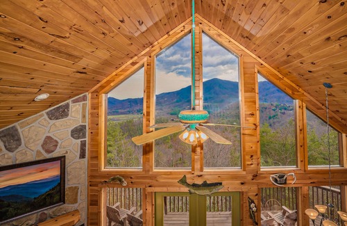 Wears Valley Cabina | Cabin of Many Colors, $1089 of FREE Attraction tickets for each paid day!