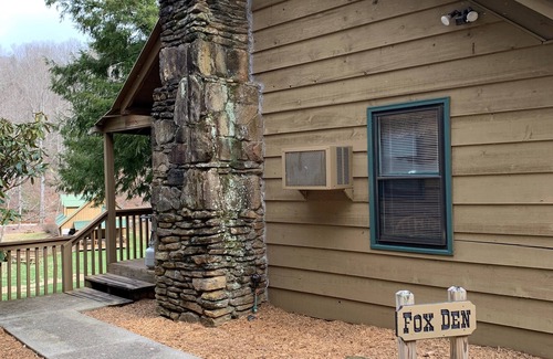Rabun Gap Cabina | Cabin on a hillside overlooking beautiful Valley Springs Lake pet friendly (dog)