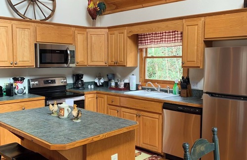 Sylva Cabina | Cabin on the Creek in Sylva with Chicken Coop - Pet friendly!!!