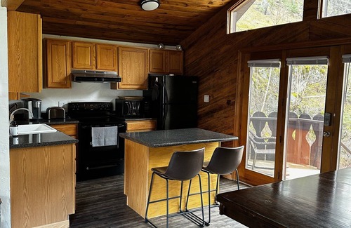 Rapid City Cabina | Cabin on the Creek w/ Hot tub