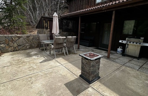 Rapid City Cabina | Cabin on the Creek w/ Hot tub