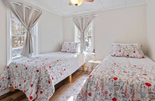 Dickson Casa | Cabin on the Lake: 2 bed, 1 bath