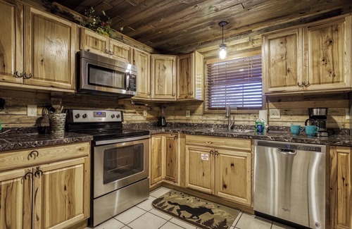 Caton Cabina | Alquiler de cabañas cerca de Dollywood con sala de cine en casa y bañera de hidromasaje