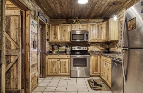 Caton Cabina | Alquiler de cabañas cerca de Dollywood con sala de cine en casa y bañera de hidromasaje