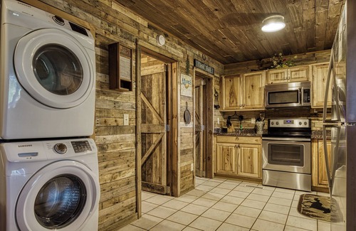 Caton Cabina | Alquiler de cabañas cerca de Dollywood con sala de cine en casa y bañera de hidromasaje
