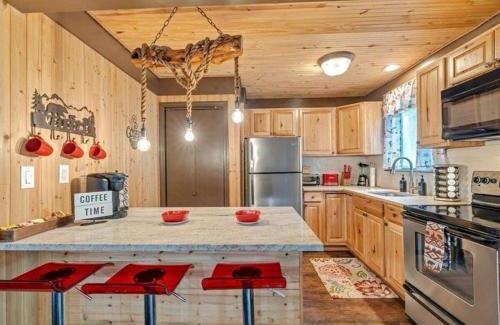 Tobyhanna Casa | Cabin Retreat with Hot Tub