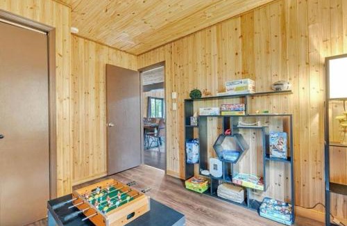 Tobyhanna Casa | Cabin Retreat with Hot Tub