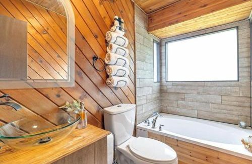 Tobyhanna Casa | Cabin Retreat with Hot Tub