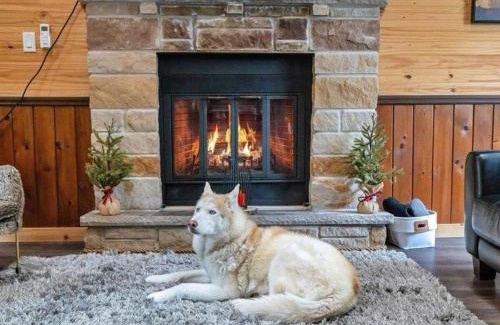 Tobyhanna Casa | Cabin Retreat with Hot Tub