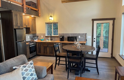 Clinton Cabina | Cabin Retreat: Mountain Views, Starlink Wi-Fi, Stargazing, Hiking, Adventures!