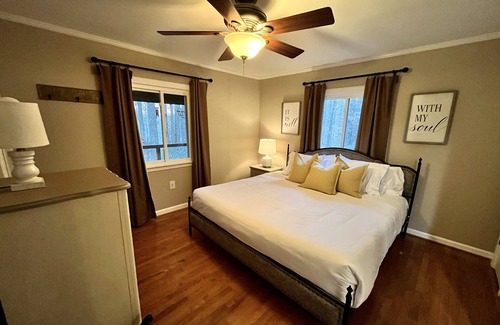 Tigerville Cabina | Cabin Retreat near Blueridge Mountains, scenic highway
