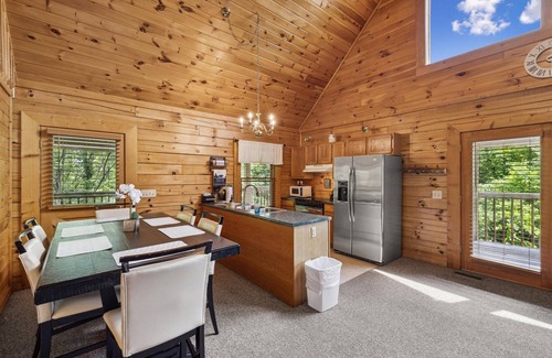 Sevierville Cabina | Cabin Retreat: Secluded Deck ~ Hot Tub ~ Game Room