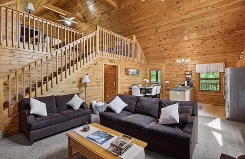Sevierville Cabina | Cabin Retreat: Secluded Deck ~ Hot Tub ~ Game Room