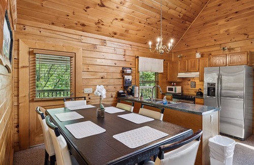 Sevierville Cabina | Cabin Retreat: Secluded Deck ~ Hot Tub ~ Game Room