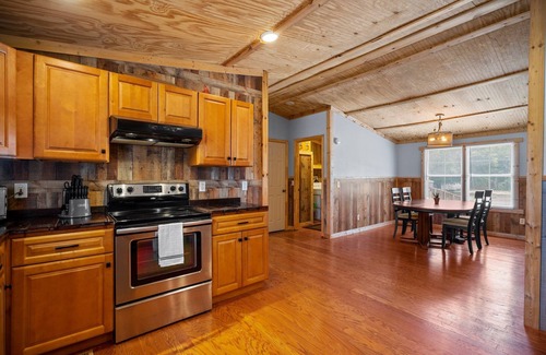 Rocky Point Cabina | Cabin sleeps 10 on 65 acres - dirt bike tracks, 4 wheel, fish, camp, and more!