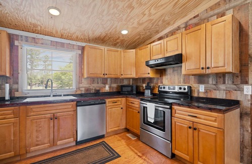 Rocky Point Cabina | Cabin sleeps 10 on 65 acres - dirt bike tracks, 4 wheel, fish, camp, and more!