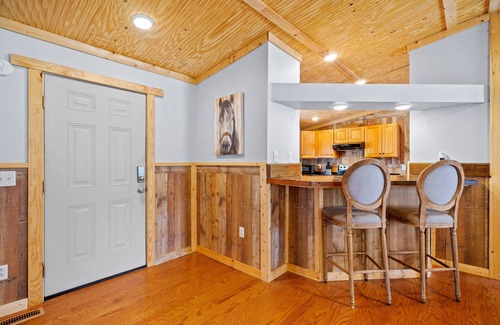 Rocky Point Cabina | Cabin sleeps 10 on 65 acres - dirt bike tracks, 4 wheel, fish, camp, and more!