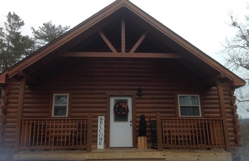 Pigeon Forge Cabina | Cabin Sleeps 8 w / 2 King Suites, Theatre / Hot Tub / Pool Table, Small Dog Friendly!