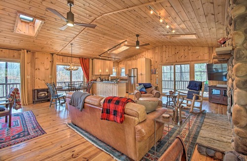 Mathias Cabina | Cabin w/ Decks & Fire Pit Near Lost River!