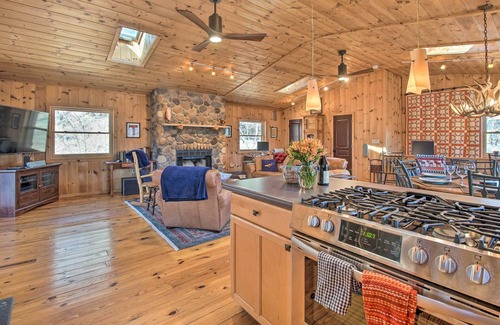 Mathias Cabina | Cabin w/ Decks & Fire Pit Near Lost River!