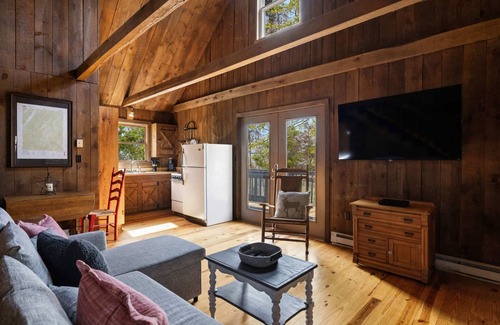 Mathias Cabina | Cabin w Fire Pit, Grill & Games, Dog-Friendly!