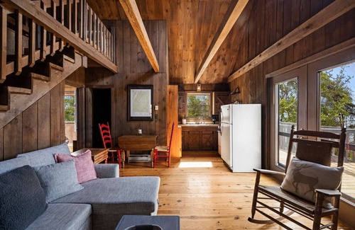 Mathias Cabina | Cabin w Fire Pit, Grill & Games, Dog-Friendly!