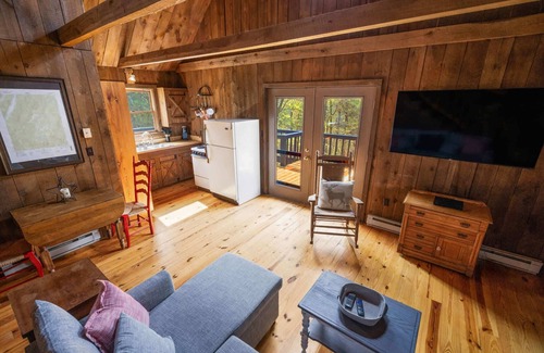 Mathias Cabina | Cabin w Fire Pit, Grill & Games, Dog-Friendly!